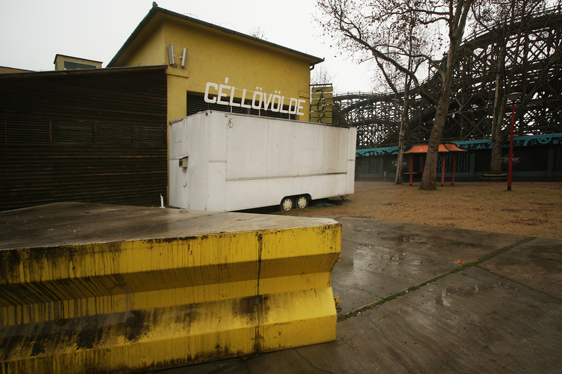 Illustration for article titled Inside the Ghostly Remains of Budapest's Condemned Amusement Park